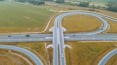 Otoyol kavşağı olan kırsal Avrupa karayolu ağı