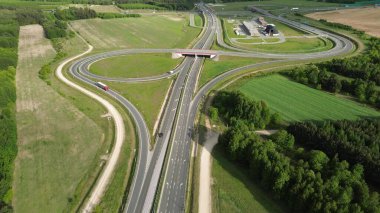 Yükseltilmiş yolları olan modern altyapı