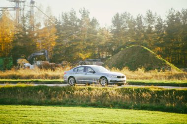 Hareket halindeki arabalı kırsal alan