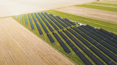 Yenilenebilir enerji üretmek için güneş panelleri kullanan fabrika