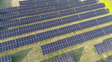 Güneş panelleri açık havada alternatif enerji üretimi