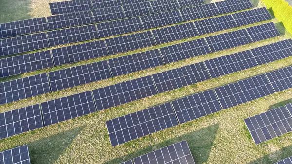 Güneş panelleri açık havada alternatif enerji üretimi