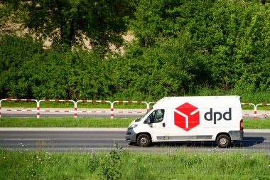 Paket teslimat kamyonu hareket halinde Polonya, Avrupa 26.05.2025