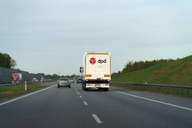 Teslimat kamyonu Polonya, Avrupa 26.05.2025 yolunda ilerliyor.