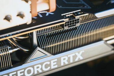 Polonya, Avrupa 02.04.2025 'te 90 açılı 12VHPWR eklentili yüksek performanslı grafik kartı