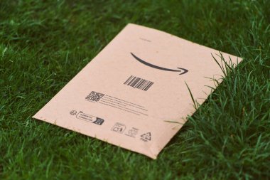 Karton nakliye zarfı açık hava sahnesi 05.05.2025 Polonya Avrupa