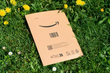 Yeşil çimlerde çevre dostu ambalaj 05.05.2025 Polonya Avrupa