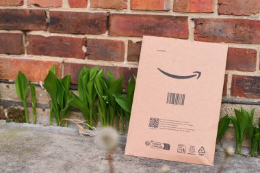 Amazon paket teslimat paketi yeşil çimen 05.05.2025 Polonya Avrupa
