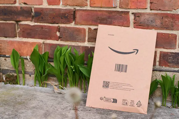 Amazon paket teslimat paketi yeşil çimen 05.05.2025 Polonya Avrupa