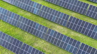 Yenilenebilir güneş panelleri çimenlerin üzerine yayıldı