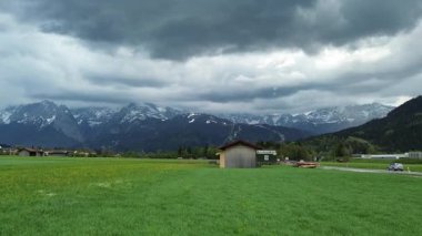 Fırtınalı bulutların altında manzaralı alp manzarası