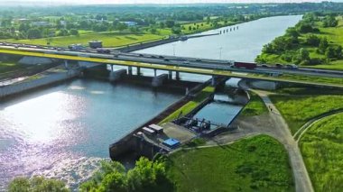 Suyun üstündeki yüksek yolda trafik var.