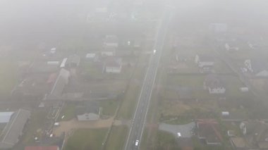 Yoğun sabah sisi altında açık hava otoyolu