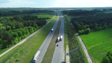 Kırsal arazi üzerinde güneşli bir gün