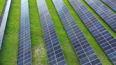 Yeşil çatılı enerji evlerinin insansız hava aracı görüntüsü