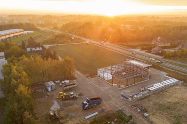 Gün batımında inşaat alanının insansız hava aracı çekimi