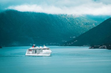 Karadağ 'da dağlardan geçen modern yolcu gemisi