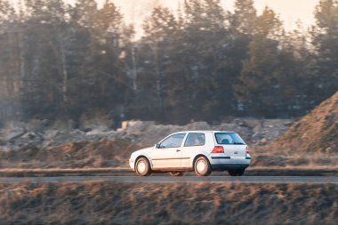 Sokakta giden küçük bir ekolojik araç.