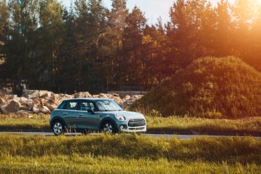 Kırsal yolda küçük bir şehir arabası.