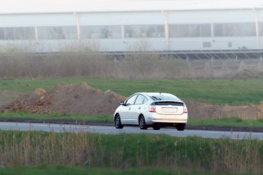 Pürüzsüz kırsal yolda gelecekteki elektrikli SUV