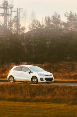 Kentsel alanda seyahat eden küçük modern araba