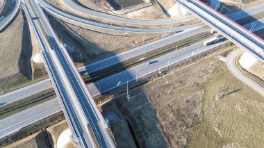 Köprüleri ve yolları olan hava manzaralı şehir otoban ağı
