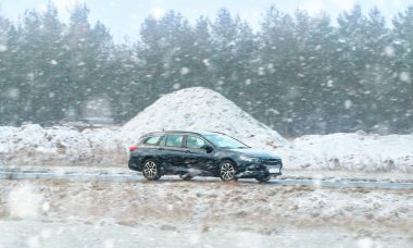 Kaygan karla kaplı yolda birinci sınıf otomobil