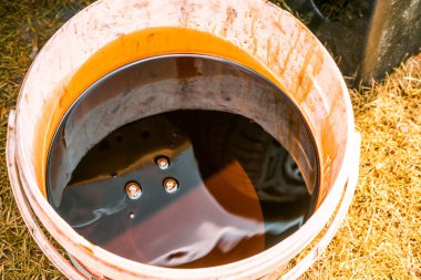 Araba servisinden sonra depolanan sentetik motor yağı