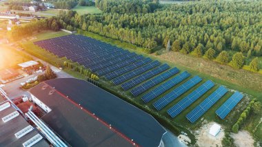 Kırsal kesimde çatısı güneş panelleri olan bir ev.