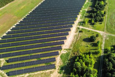 Güneş paneli kurulumunun hava görüntüsü