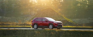 Manzaralı yolda giden lüks SUV.