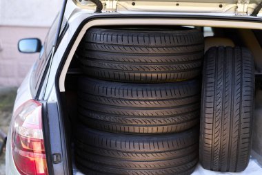 SUV bagajında depolanmış yeni otomobil lastikleri