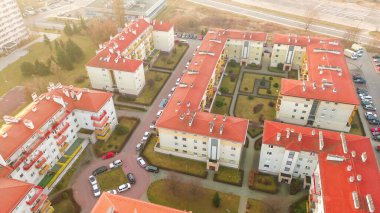 Balkonları ve avluları olan Avrupa tarzı apartmanlar