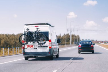 Arkasında motosiklet olan bir karavan.