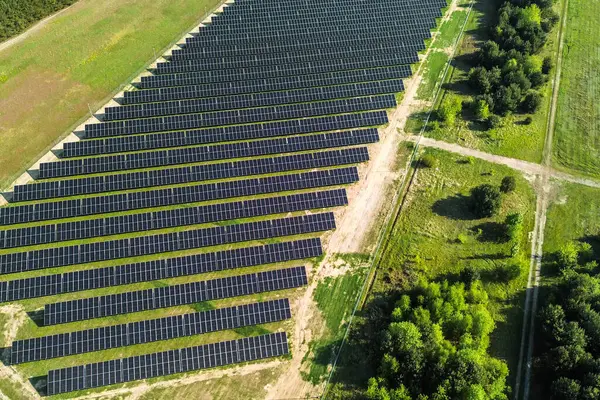 Güneş paneli kurulumunun hava görüntüsü