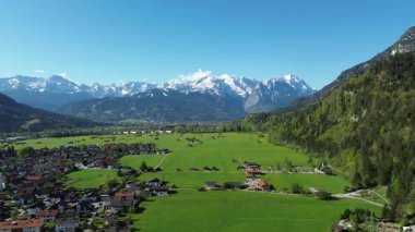 Almanya 'da yeşil çayırlar ve karlı dağlar