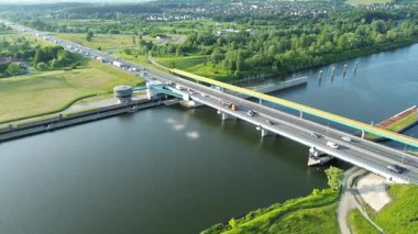 Otoyol köprüsü ve nehrin havadan görünüşü