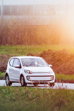 Modern kompakt araç yolda dönüyor