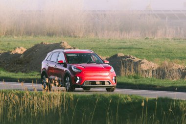 Çevre dostu araç huzur içinde hareket ediyor.