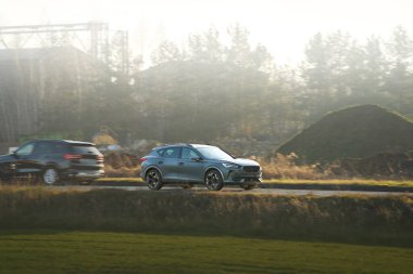 Spor araba sessiz yolda ilerliyor.