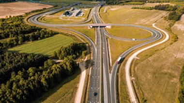 Yoğun trafik akışıyla şehir otoyolu üstgeçidi