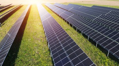 Güneş panellerinin alanı güneş altında sürdürülebilir enerji üretiyor.