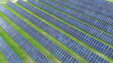 Ev çatısı sisteminde güneş enerjili paneller