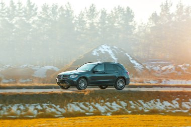 Sakin doğa çevre yolunda SUV