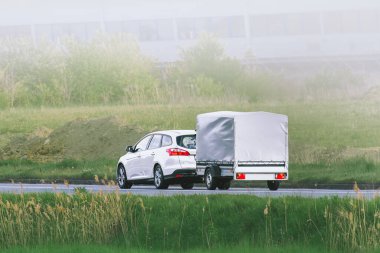 Altın gün batımında araba çekme karavanı