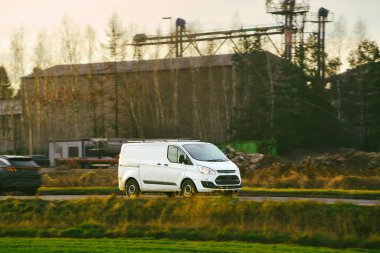 Yol kenarındaki beyaz minibüs