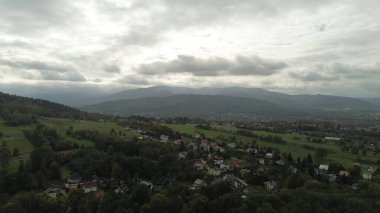 Çevresi yemyeşil dağlarla çevrili manzaralı bir köy.