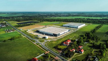 Kırsal bölgede geniş lojistik merkez.