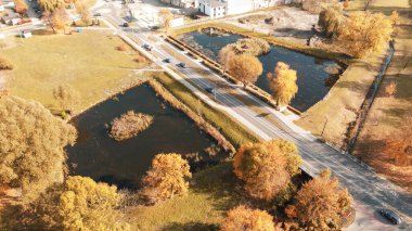 Göletleri ve yol sonbaharı olan kırsal altyapı