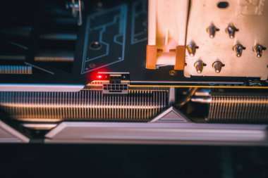 GPU 'daki PCIe Gen 5 güç bağlantısına yakın çekim